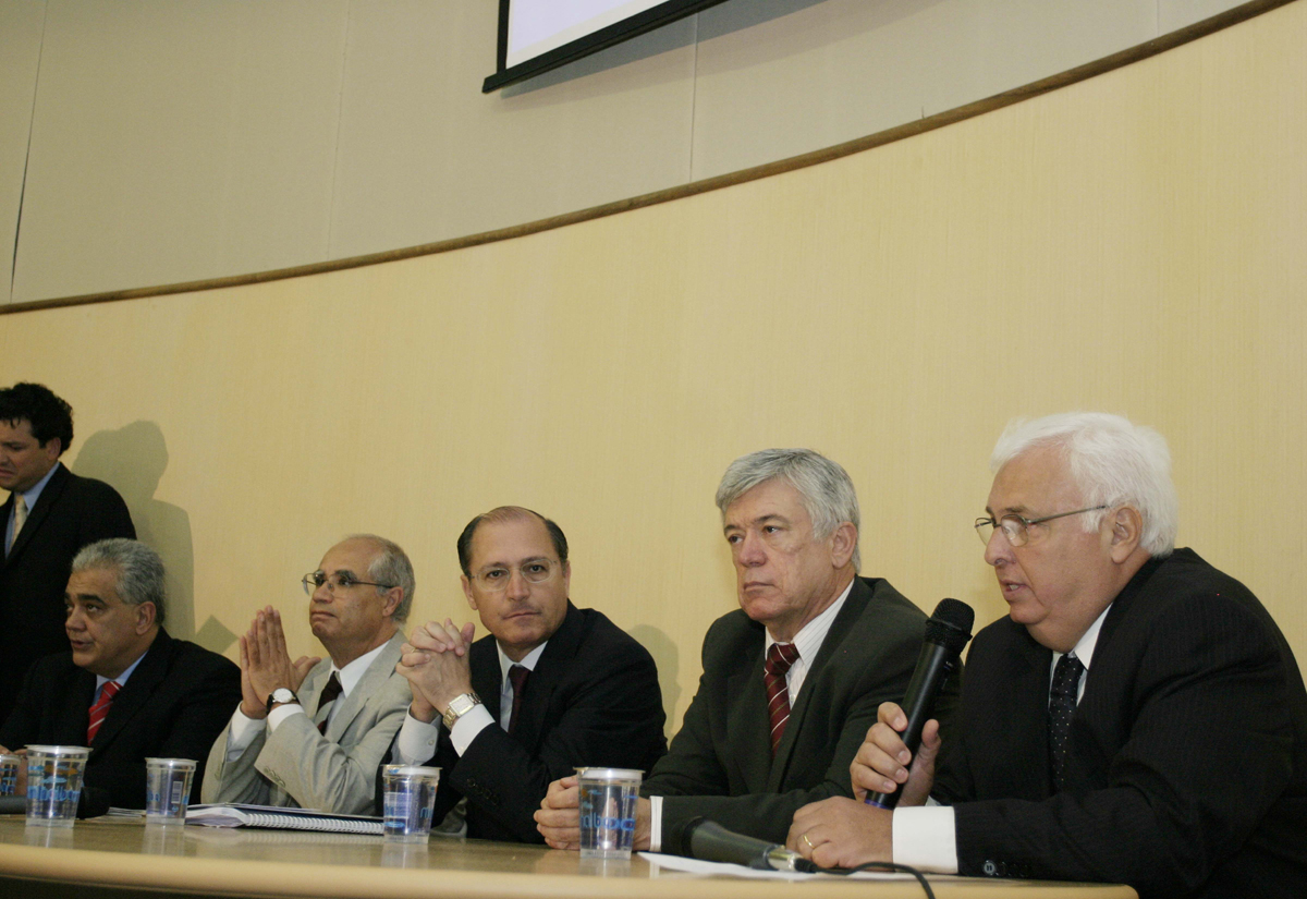 Milton Flvio e Geraldo Alckmin na mesa de trabalhos<a style='float:right;color:#ccc' href='https://www3.al.sp.gov.br/repositorio/noticia/03-2008/M FLAVIO Dia mundial de combate a AIDS B.jpg' target=_blank><i class='bi bi-zoom-in'></i> Clique para ver a imagem </a>